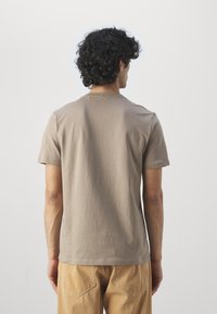 BOSS TALES - Jednoduché tričko - open brown