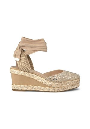 Sandalo con zeppa beige con lacci in tessuto alla caviglia, dettagli intrecciati e superiore decorato con strass. Suola intrecciata in stile juta.