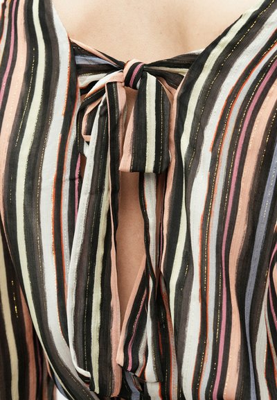 Daudzkrāsains svītrains tops no mīksta, viegla auduma. Rakstā ir melnas, rozā, pelēkas un baltas svītras ar zelta metāliskām akcentiem. Mugurpusē sasienams dizains.