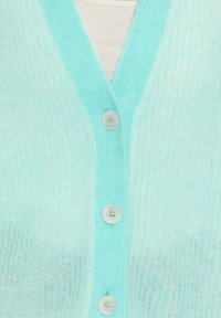 Hellblauer, gestrickter Cardigan mit V-Ausschnitt, fünf Knöpfen vorne und einem gerippten Muster.