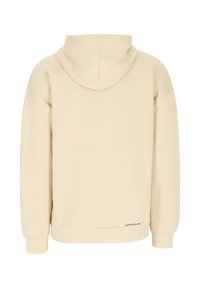 Beige Sweatshirt mit weicher Textur, ausgestattet mit einer Kapuze mit Zugband und gerippten Bündchen, gekennzeichnet mit einem grünen Logo am Saum.