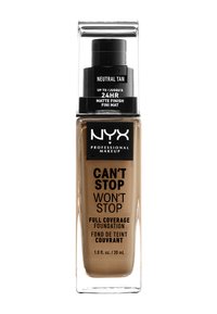 Transparante glazen fles met een zwarte pomplid. Etiket leest "NYX Can't Stop Won't Stop Full Coverage Foundation," schaduw Neutraal Tan, 30 mL.