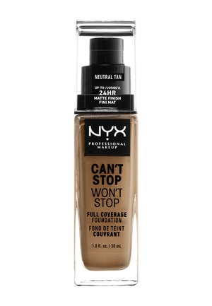Bouteille en verre transparent avec un capuchon pompe noir. L'étiquette indique "NYX Can't Stop Won't Stop Fond de Teint Haute Couverture," teinte Tan Neutre, 30 mL.