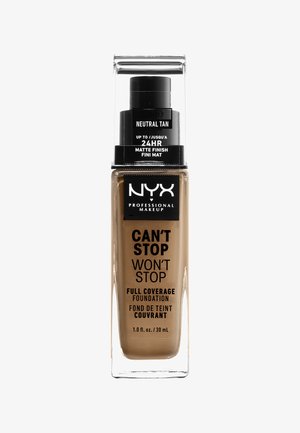 Bouteille en verre transparent avec un capuchon pompe noir. L'étiquette indique "NYX Can't Stop Won't Stop Fond de Teint Haute Couverture," teinte Tan Neutre, 30 mL.