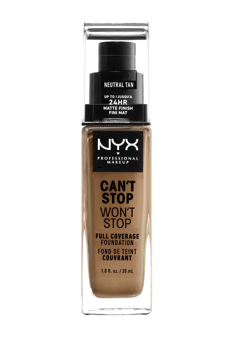 Transparante glazen fles met een zwarte pomplid. Etiket leest "NYX Can't Stop Won't Stop Full Coverage Foundation," schaduw Neutraal Tan, 30 mL.