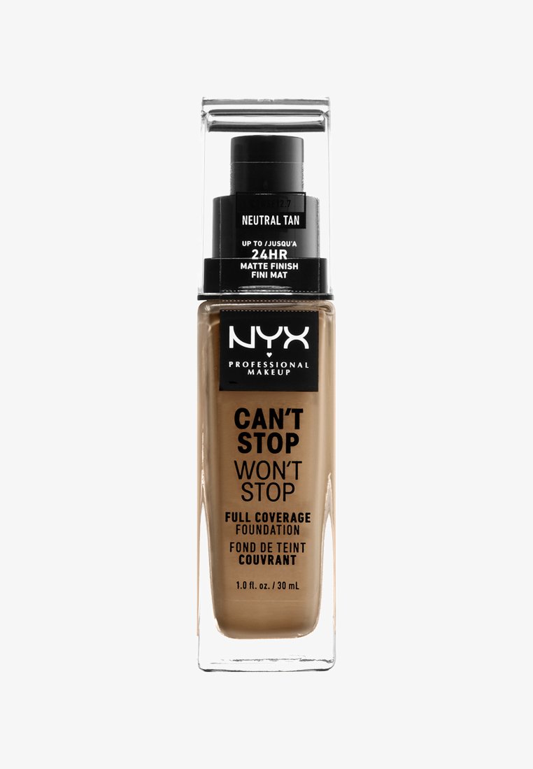 Transparante glazen fles met een zwarte pomplid. Etiket leest "NYX Can't Stop Won't Stop Full Coverage Foundation," schaduw Neutraal Tan, 30 mL.