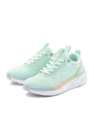 Paar hellmintgrüne Sportschuhe mit weißer dicker Sohle, Obermaterial aus Meshgewebe und Schnürverschluss, gezeigt auf weißem Hintergrund.