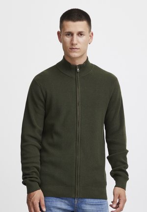 Olijfgroene geribbelde zip-up trui met hoge kraag, snug fit en lange mouwen. Voorzien van een zilveren rits en een textuurstof.