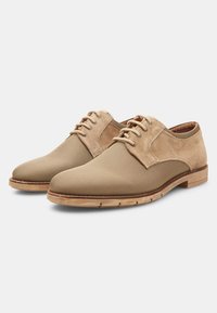 Scarpe oxford color nocciola caratterizzate da una combinazione di tessuto intrecciato testurizzato e suede liscio, con una suola in legno e un design classico con lacci.