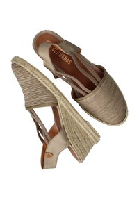 Beige wedge sandalen met een bovenwerk van stof, een gestructureerde hak en een geweven jute zool. Voorzien van elastische banden voor een comfortabele pasvorm en een open tenen ontwerp.