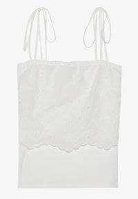 Hvit cami med justerbare knyttebelter, med en bølgete kant, brodert blomsterdesign på øverste del, og ribbet tekstur nedenfor.