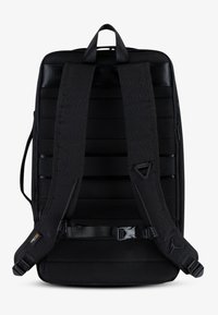 Fekete hátizsák párnázott hálós vállpántokkal, texturált anyaggal és állítható fém kiegészítőkkel. Jellemzője egy felső fogantyú és logóval díszített elemek.