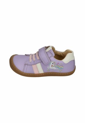 Lila Kindersneaker mit pinken und weißen Streifen, Klettverschluss und einem bunten Einhornmotiv an der Seite.