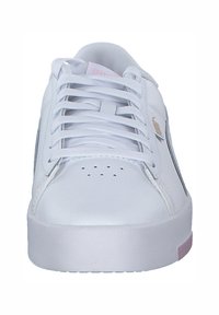 Sneaker bianche con una tomaia in pelle liscia, punta rotonda, lacci piatti, dettagli perforati sulla punta e una suola in gomma di colore chiaro.