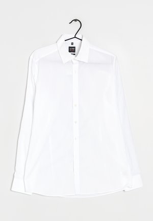 Weißes, langärmeliges Hemd mit Knöpfen und Kragen, das an einem schwarzen Kleiderbügel vor weißem Hintergrund hängt.