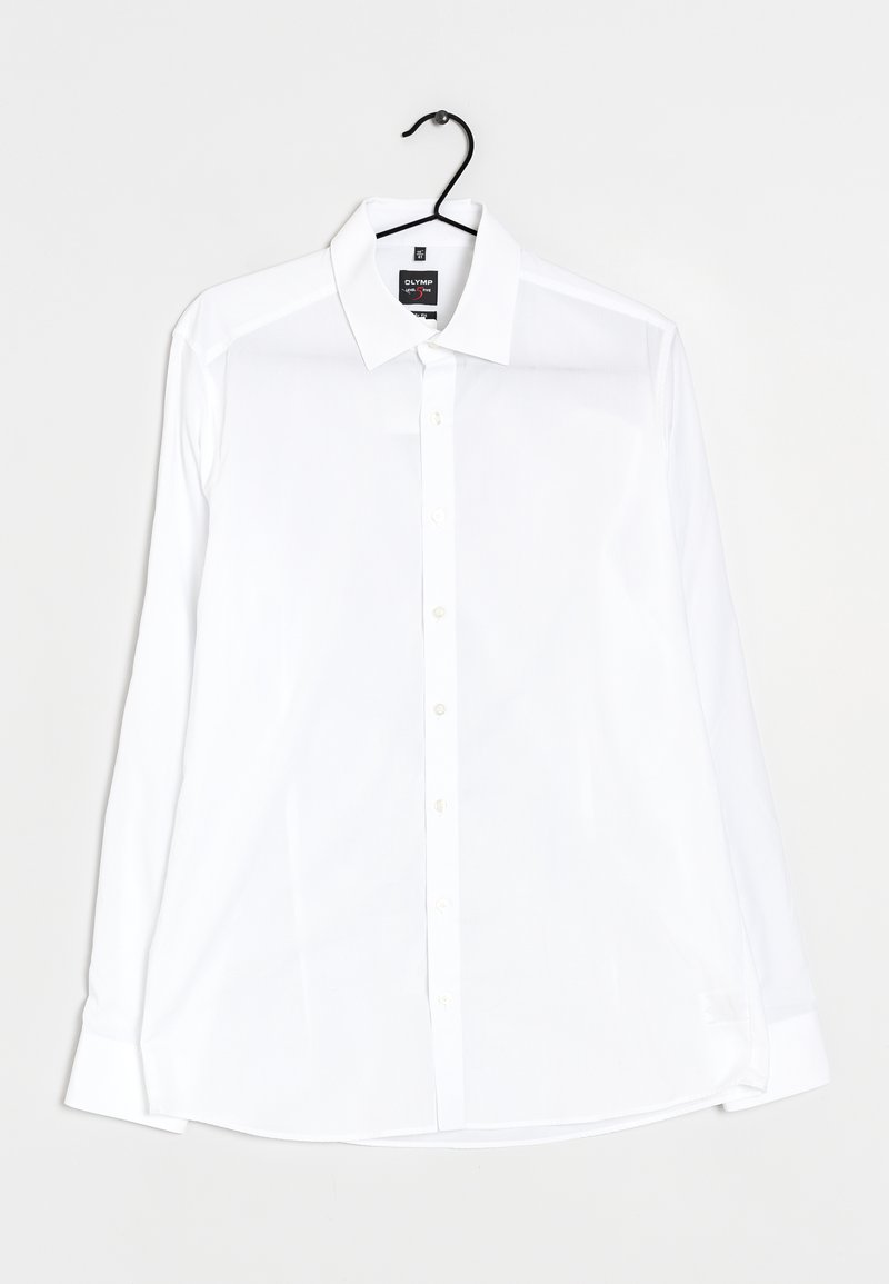 Weißes, langärmeliges Hemd mit Knöpfen und Kragen, das an einem schwarzen Kleiderbügel vor weißem Hintergrund hängt.