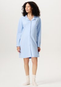 Lichtblauwe, lange mouwen, knoopsluiting nachthemd met een kraag, voorzien van een borstzak en een gladde stof, gecombineerd met witte, gestructureerde kniekousen.