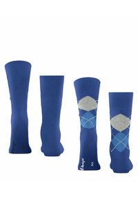 Calcetines azules con una textura suave. Un par presenta un patrón de diamantes en azul y gris. Logos impresos en los lados.