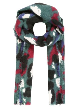 Miękki wełniany szal z abstrakcyjnym wzorem moro w zieleni, czerwieni, czerni, bieli i niebieskim, z frędzlami na brzegach, luźno zawiązany w pętlę.