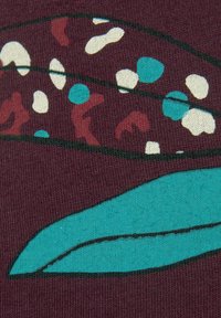 Paarse stof met een bladontwerp in teal, en abstracte vormen in witte en roestachtige tinten, met een gestructureerd, gebreid oppervlak.