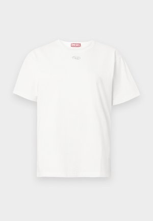 Camiseta blanca de algodón con cuello redondo, mangas cortas y un pequeño logo plateado en el frente. Diseño sencillo y sin adornos.