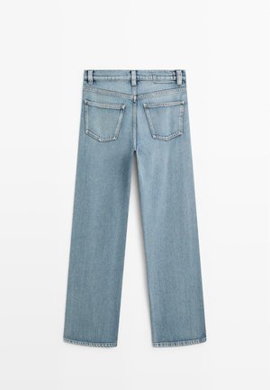 Jean en denim bleu clair à jambes larges avec taille mi-haute, doté de deux poches arrière et d'une coupe droite classique.