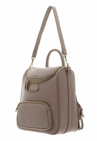 Sac à dos en cuir brun clair avec quincaillerie dorée, fermeture à glissière arrondie, poche avant et bandoulière ajustable. Finition texturée, design compact.