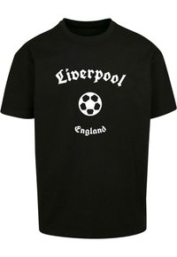 Zwarte katoenen t-shirt met "Liverpool" boven een voetbalafbeelding en de tekst "England" in witte schreefletter. Korte mouwen, gestroomlijnde vorm.