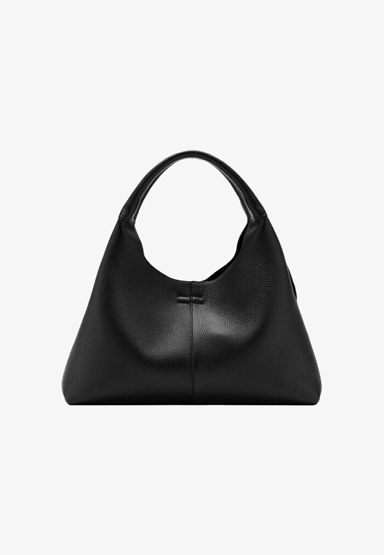 Sac à main en cuir noir texturé avec une seule anse courbée et un corps large en forme de croissant.