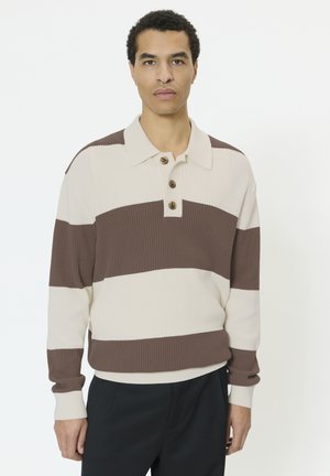 Gestreifter Pullover in Creme und Braun mit gerippter Struktur, einem flachen Kragen und drei braunen Knöpfen am Ausschnitt, vor weißem Hintergrund.