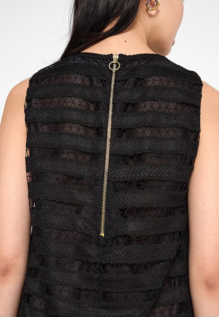 Top nero senza maniche con tessuto a trama, caratterizzato da righe orizzontali e una zip dorata lungo la schiena, che mette in risalto il suo design a strati.
