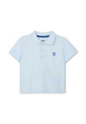 Camisa polo de color azul claro con mangas cortas, tres botones y un pequeño logo azul en el lado izquierdo del pecho. Fabricada con material de algodón texturizado.