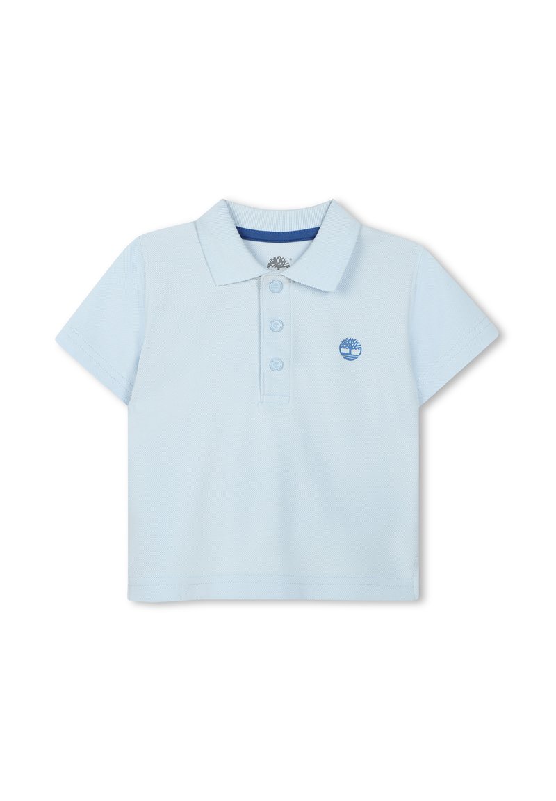 Lichtblauwe polo met korte mouwen, drie knopen en een klein blauw logo op de linkerborst. Gemaakt van een gestructureerd katoen materiaal.