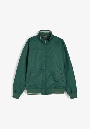 Zielona bomberka wykonana z gładkiego materiału, z zapięciem na zamek, dwoma bocznymi kieszeniami oraz białymi paskami na kołnierzu i dolnej krawędzi.