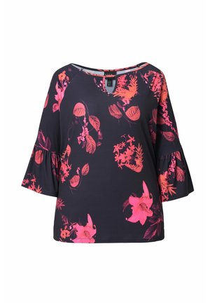 Bloemenpatroon top in donker marineblauw met levendige roze bloemen. Heeft een ronde halslijn, driekwart belmouwen en een losse pasvorm.
