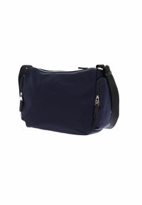 Navyblaue Schultertasche aus strapazierfähigem Nylon mit Reißverschluss, flachem Design und verstellbarem Tragegurt. Verfügt über zwei äußere Reißverschlusstaschen.