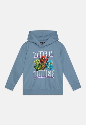 Kék kapucnis pulóver pamutból, elöl három karaktert ábrázoló grafikával és vastag betűkkel írt "SÁRKÁNY HATALOM" felirattal.