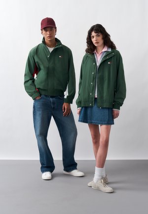Tommy Jeans HERITAGE FLAG JACKET UNISEX - Jas - shadow pine