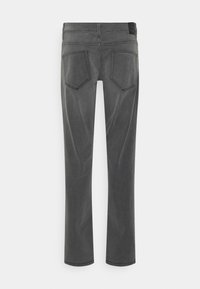 Jeans de ganga cinza com um design de perna reta, apresentando dois bolsos traseiros e costura visível. O tecido tem uma textura suave e lisa.