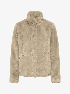 Beež värvusega kunstkarusnaha jakk pikkade varrukatega, kõrge krae ja küljetaskutega, näidatud eestvaates valgel taustal.