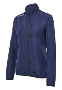Marineblaue Windbreaker-Jacke mit hohem Kragen, einem Reißverschlussfach an der Vorderseite, elastischen Bündchen und einem schwarzen Saum. Hergestellt aus glattem, leichtem Material.
