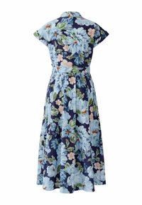 Marineblauwe midi-jurk met grote lichtblauwe en roze bloemenprint, korte mouwen, kraag en taille met ceintuur, gezien van achteren.