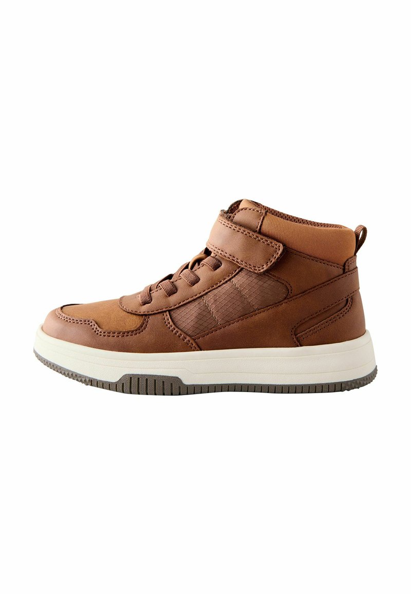 Brązowe skórzane sneakersy typu high-top z teksturowaną boczną panelem, wyściełanym kołnierzem i zapięciem na rzep. Gumowa podeszwa z rowkami dla lepszej przyczepności.