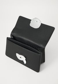 Fekete bőr pénztárca texturált felülettel, ezüst színű záródással és több rekesszel a kártyák és készpénz rendszerezéséhez.