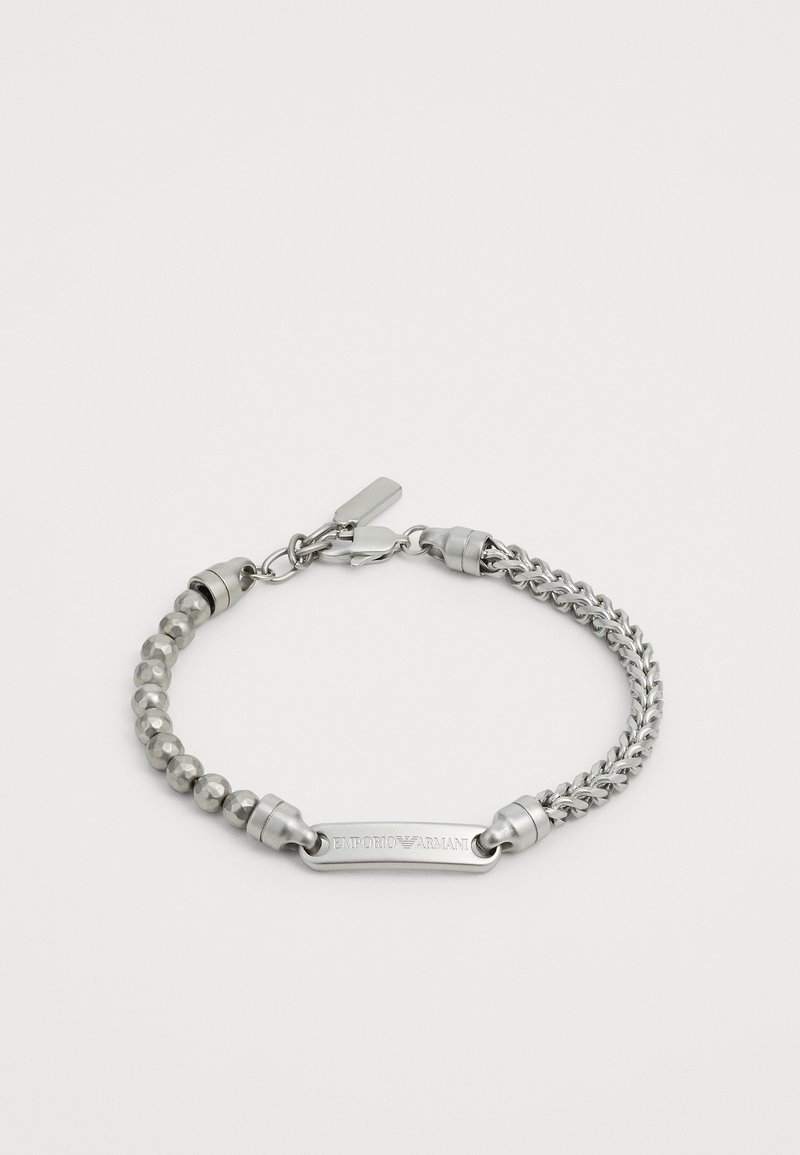 Silverfärgad armband med runda pärlor och flätad kedja, med en central graverad metallplatta som visar "Emporio Armani."