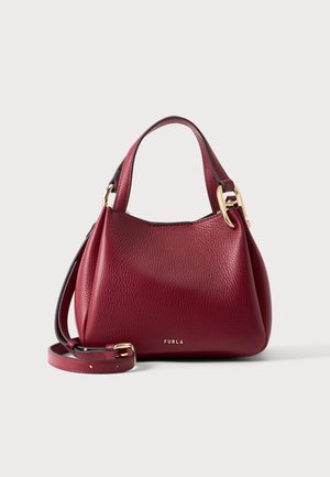 Piccola borsa a mano in pelle rossa scura testurizzata con doppi manici superiori, tracolla staccabile, dettagli dorati e logo Furla sulla parte anteriore.