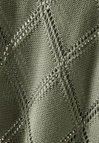 Dzianina w stonowanym oliwkowym kolorze z diamentowym wzorem i akcentami otwartego splotu. Miękka tekstura, średnia grubość.