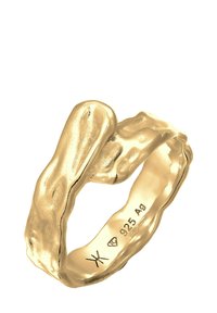 Goldfarbener Ring mit einem gedrehten, organischen Design, das eine strukturierte Oberfläche und einen polierten Finish aufweist. Die Gravur im Inneren zeigt die Metallreinheit (925).