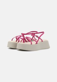 Vagabond COURTNEY - Sandálias em T - hyper pink