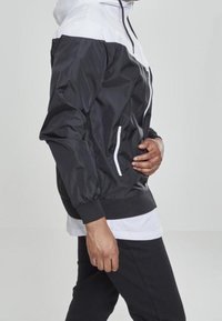 Urban Classics Tunn jacka - black